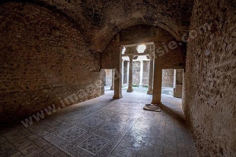 Péristyle et pièces au sous sol de la Maison de la Chasse dans le quartier d'habitations sur le site archéologique romain de Bulla Régia, dans le nord ouest de la Tunisie.