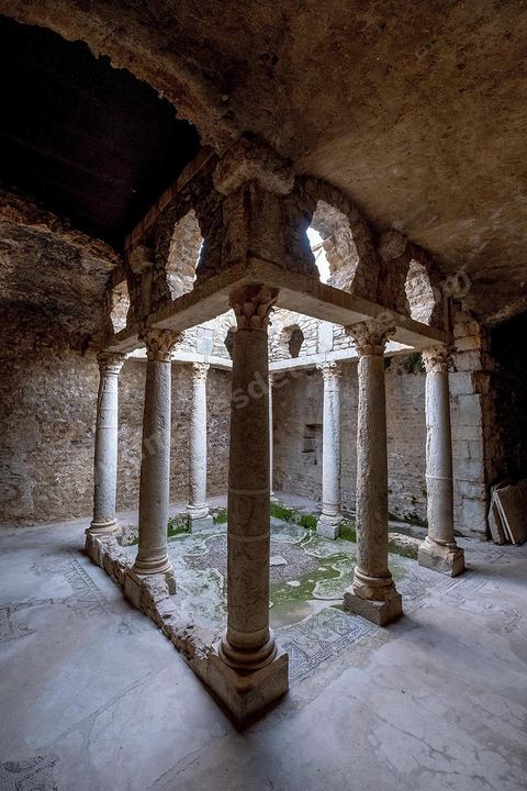 Péristyle et pièces au sous sol de la Maison de la Chasse dans le quartier d'habitations sur le site archéologique romain de Bulla Régia, dans le nord ouest de la Tunisie.