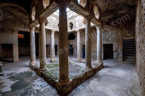 Péristyle et pièces au sous sol de la Maison de la Chasse dans le quartier d'habitations sur le site archéologique romain de Bulla Régia, dans le nord ouest de la Tunisie.