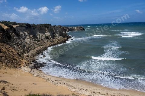 Après le cap Ras Angela, une fois engagèe sur cette piste qui longe la mer, c'est une succession sur près de 10 km de criques rocheuses surplombant la mer et protégeant des plages de sables blanc : Cap Sloumka, Cap Hmem, Cap Sidi Bechir, ... sont les quelques lieux à décourvrir pour sa nature, sa beauté, sa fraîcheur estivale et ses immenses plages de sables fins.