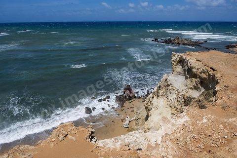 Après le cap Ras Angela, une fois engagèe sur cette piste qui longe la mer, c'est une succession sur près de 10 km de criques rocheuses surplombant la mer et protégeant des plages de sables blanc : Cap Sloumka, Cap Hmem, Cap Sidi Bechir, ... sont les quelques lieux à décourvrir pour sa nature, sa beauté, sa fraîcheur estivale et ses immenses plages de sables fins.
