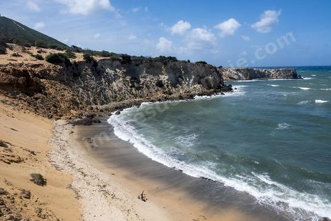 Après le cap Ras Angela, une fois engagèe sur cette piste qui longe la mer, c'est une succession sur près de 10 km de criques rocheuses surplombant la mer et protégeant des plages de sables blanc : Cap Sloumka, Cap Hmem, Cap Sidi Bechir, ... sont les quelques lieux à décourvrir pour sa nature, sa beauté, sa fraîcheur estivale et ses immenses plages de sables fins.