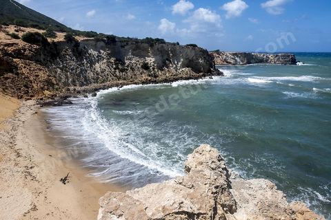 Après le cap Ras Angela, une fois engagèe sur cette piste qui longe la mer, c'est une succession sur près de 10 km de criques rocheuses surplombant la mer et protégeant des plages de sables blanc : Cap Sloumka, Cap Hmem, Cap Sidi Bechir, ... sont les quelques lieux à décourvrir pour sa nature, sa beauté, sa fraîcheur estivale et ses immenses plages de sables fins.