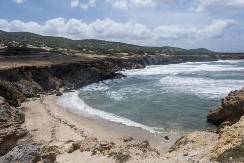 Après le cap Ras Angela, une fois engagèe sur cette piste qui longe la mer, c'est une succession sur près de 10 km de criques rocheuses surplombant la mer et protégeant des plages de sables blanc : Cap Sloumka, Cap Hmem, Cap Sidi Bechir, ... sont les quelques lieux à décourvrir pour sa nature, sa beauté, sa fraîcheur estivale et ses immenses plages de sables fins.