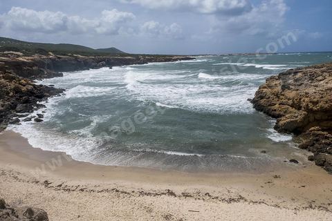 Après le cap Ras Angela, une fois engagèe sur cette piste qui longe la mer, c'est une succession sur près de 10 km de criques rocheuses surplombant la mer et protégeant des plages de sables blanc : Cap Sloumka, Cap Hmem, Cap Sidi Bechir, ... sont les quelques lieux à décourvrir pour sa nature, sa beauté, sa fraîcheur estivale et ses immenses plages de sables fins.