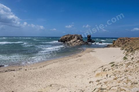 Après le cap Ras Angela, une fois engagèe sur cette piste qui longe la mer, c'est une succession sur près de 10 km de criques rocheuses surplombant la mer et protégeant des plages de sables blanc : Cap Sloumka, Cap Hmem, Cap Sidi Bechir, ... sont les quelques lieux à décourvrir pour sa nature, sa beauté, sa fraîcheur estivale et ses immenses plages de sables fins.