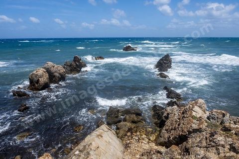 Après le cap Ras Angela, une fois engagèe sur cette piste qui longe la mer, c'est une succession sur près de 10 km de criques rocheuses surplombant la mer et protégeant des plages de sables blanc : Cap Sloumka, Cap Hmem, Cap Sidi Bechir, ... sont les quelques lieux à décourvrir pour sa nature, sa beauté, sa fraîcheur estivale et ses immenses plages de sables fins.