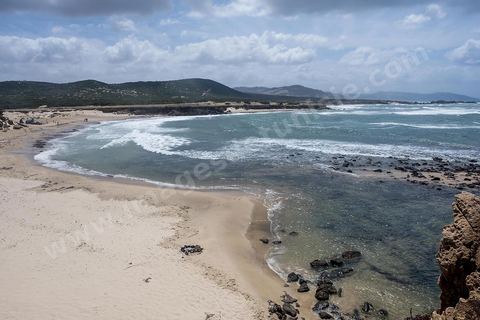 Après le cap Ras Angela, une fois engagèe sur cette piste qui longe la mer, c'est une succession sur près de 10 km de criques rocheuses surplombant la mer et protégeant des plages de sables blanc : Cap Sloumka, Cap Hmem, Cap Sidi Bechir, ... sont les quelques lieux à décourvrir pour sa nature, sa beauté, sa fraîcheur estivale et ses immenses plages de sables fins.
