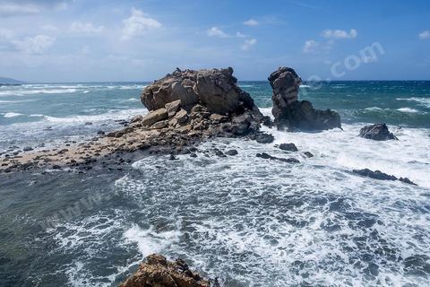 Après le cap Ras Angela, une fois engagèe sur cette piste qui longe la mer, c'est une succession sur près de 10 km de criques rocheuses surplombant la mer et protégeant des plages de sables blanc : Cap Sloumka, Cap Hmem, Cap Sidi Bechir, ... sont les quelques lieux à décourvrir pour sa nature, sa beauté, sa fraîcheur estivale et ses immenses plages de sables fins.