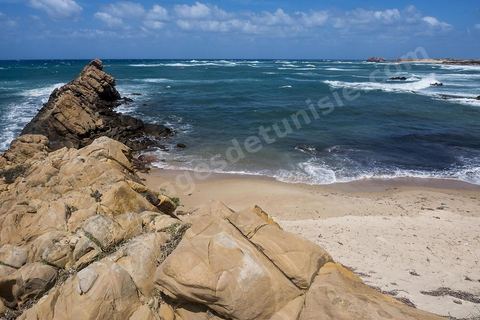 Après le cap Ras Angela, une fois engagèe sur cette piste qui longe la mer, c'est une succession sur près de 10 km de criques rocheuses surplombant la mer et protégeant des plages de sables blanc : Cap Sloumka, Cap Hmem, Cap Sidi Bechir, ... sont les quelques lieux à décourvrir pour sa nature, sa beauté, sa fraîcheur estivale et ses immenses plages de sables fins.