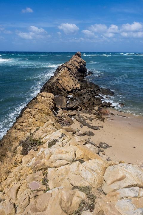 Après le cap Ras Angela, une fois engagèe sur cette piste qui longe la mer, c'est une succession sur près de 10 km de criques rocheuses surplombant la mer et protégeant des plages de sables blanc : Cap Sloumka, Cap Hmem, Cap Sidi Bechir, ... sont les quelques lieux à décourvrir pour sa nature, sa beauté, sa fraîcheur estivale et ses immenses plages de sables fins.