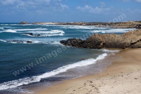 Après le cap Ras Angela, une fois engagèe sur cette piste qui longe la mer, c'est une succession sur près de 10 km de criques rocheuses surplombant la mer et protégeant des plages de sables blanc : Cap Sloumka, Cap Hmem, Cap Sidi Bechir, ... sont les quelques lieux à décourvrir pour sa nature, sa beauté, sa fraîcheur estivale et ses immenses plages de sables fins.