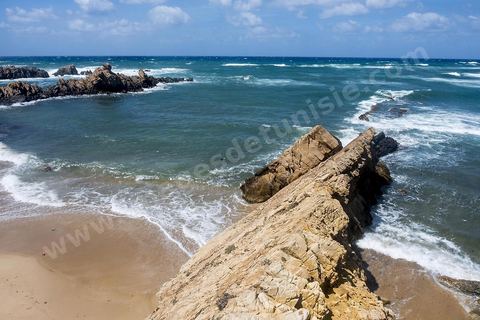 Après le cap Ras Angela, une fois engagèe sur cette piste qui longe la mer, c'est une succession sur près de 10 km de criques rocheuses surplombant la mer et protégeant des plages de sables blanc : Cap Sloumka, Cap Hmem, Cap Sidi Bechir, ... sont les quelques lieux à décourvrir pour sa nature, sa beauté, sa fraîcheur estivale et ses immenses plages de sables fins.