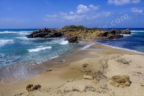Après le cap Ras Angela, une fois engagèe sur cette piste qui longe la mer, c'est une succession sur près de 10 km de criques rocheuses surplombant la mer et protégeant des plages de sables blanc : Cap Sloumka, Cap Hmem, Cap Sidi Bechir, ... sont les quelques lieux à décourvrir pour sa nature, sa beauté, sa fraîcheur estivale et ses immenses plages de sables fins.