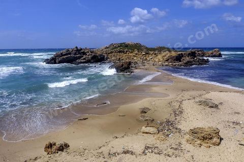 Après le cap Ras Angela, une fois engagèe sur cette piste qui longe la mer, c'est une succession sur près de 10 km de criques rocheuses surplombant la mer et protégeant des plages de sables blanc : Cap Sloumka, Cap Hmem, Cap Sidi Bechir, ... sont les quelques lieux à décourvrir pour sa nature, sa beauté, sa fraîcheur estivale et ses immenses plages de sables fins.