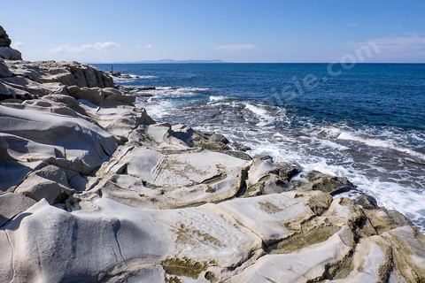 Port et falaises de Cap Zebib