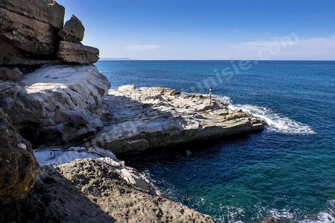 Port et falaises de Cap Zebib