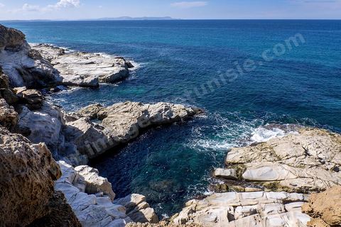 Port et falaises de Cap Zebib