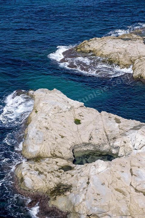 Port et falaises de Cap Zebib