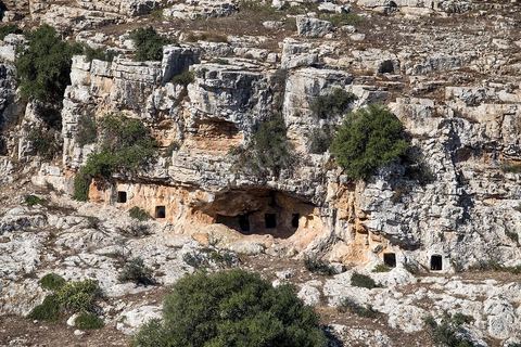 Au coeur des falaises rocheuses, tombes funéraires. Le village de Chaouach sur les hauteurs de Medjez El Bab. 