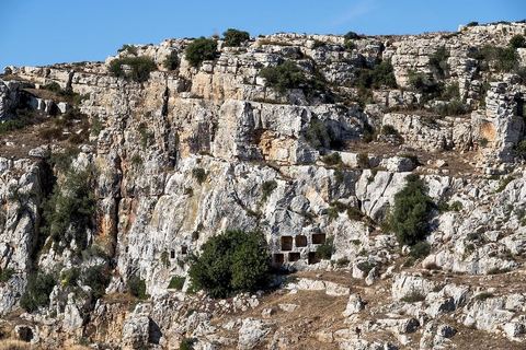 Au coeur des falaises rocheuses, tombes funéraires. Le village de Chaouach sur les hauteurs de Medjez El Bab. 