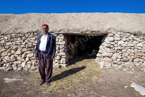 Avec Mustapha el Chaouachi, éléeveur et paysan, sur les hauteurs de Chaouach. Le village de Chaouach sur les hauteurs de Medjez El Bab. 