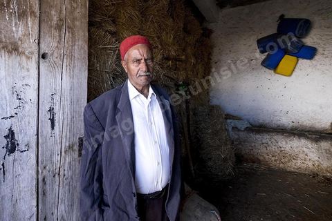 Avec Mustapha el Chaouachi, éléeveur et paysan, sur les hauteurs de Chaouach. Le village de Chaouach sur les hauteurs de Medjez El Bab. 