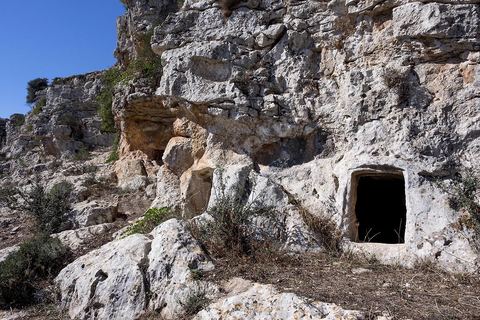 Au coeur des falaises rocheuses, tombes funéraires. Le village de Chaouach sur les hauteurs de Medjez El Bab. 