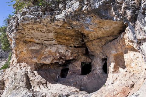 Au coeur des falaises rocheuses, tombes funéraires. Le village de Chaouach sur les hauteurs de Medjez El Bab. 