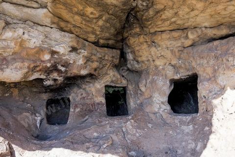 Au coeur des falaises rocheuses, tombes funéraires. Le village de Chaouach sur les hauteurs de Medjez El Bab. 
