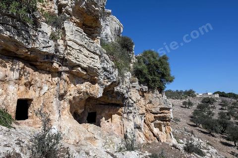 Au coeur des falaises rocheuses, tombes funéraires. Le village de Chaouach sur les hauteurs de Medjez El Bab. 
