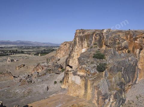 Carrière romaine de marbre sur le site archéologique de Chemtou