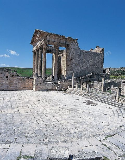 Place de la Rose des Vents avec Capitole au fond, Dougga