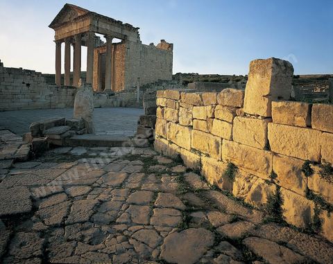 Place de la Rose des Vents avec Capitole au fond, Dougga