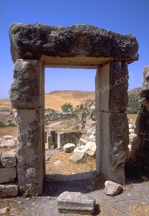 Porte d'entree du Dar El Acheb a Dougga