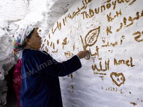 Le sanctuaire de la Mokhola est un lieu saint situé dans les citernes romaines d'Aïn El Hammam sur le site archéologique romain de Dougga. Le lieu est encore vénéré par les habitants de la région qui viennent y prier et chaque année faire des sacrifices. La paroi intérieure de la citerne, située à l'entrée du couloir de canalisation, est couverte de chaux et d'écriture au henné. Dans la grotte sombre les habitants viennent tout au long de l'année faire des offrandes et des voeux.