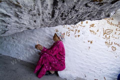 Le sanctuaire de la Mokhola est un lieu saint situé dans les citernes romaines d'Aïn El Hammam sur le site archéologique romain de Dougga. Le lieu est encore vénéré par les habitants de la région qui viennent y prier et chaque année faire des sacrifices. La paroi intérieure de la citerne, située à l'entrée du couloir de canalisation, est couverte de chaux et d'écriture au henné. Dans la grotte sombre les habitants viennent tout au long de l'année faire des offrandes et des voeux.