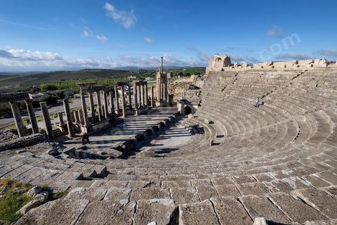 Théâtre antique de Dougga. Le site de Dougga, classé au patrimoine mondial de l'UNESCO, Situé sur un éperon dominant la riche vallée de la Mejerdah, le site s'étend sur plusieurs dizaines d'hectares et couvre plusieurs ères historiques. L’excellent état de conservation de la plupart des monuments qui le composent dont certains, tels le capitole ou le théâtre, ont été « remis sur pied » au cours d’une campagne menée au lendemain de la première guerre mondiale par des prisonniers de guerre.