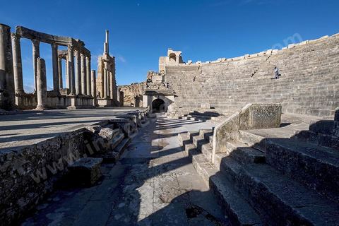 Théâtre antique de Dougga. Le site de Dougga, classé au patrimoine mondial de l'UNESCO, Situé sur un éperon dominant la riche vallée de la Mejerdah, le site s'étend sur plusieurs dizaines d'hectares et couvre plusieurs ères historiques. L’excellent état de conservation de la plupart des monuments qui le composent dont certains, tels le capitole ou le théâtre, ont été « remis sur pied » au cours d’une campagne menée au lendemain de la première guerre mondiale par des prisonniers de guerre.