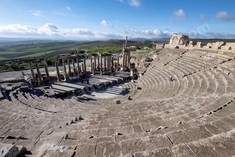 Théâtre antique de Dougga. Le site de Dougga, classé au patrimoine mondial de l'UNESCO, Situé sur un éperon dominant la riche vallée de la Mejerdah, le site s'étend sur plusieurs dizaines d'hectares et couvre plusieurs ères historiques. L’excellent état de conservation de la plupart des monuments qui le composent dont certains, tels le capitole ou le théâtre, ont été « remis sur pied » au cours d’une campagne menée au lendemain de la première guerre mondiale par des prisonniers de guerre.