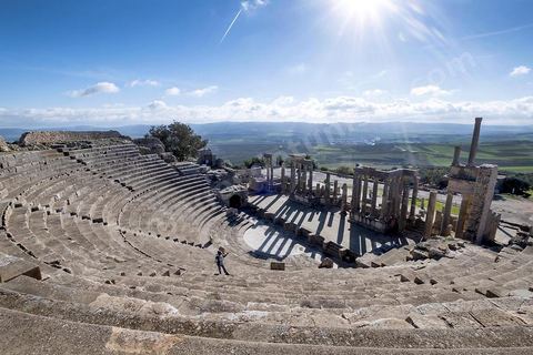 Théâtre antique de Dougga. Le site de Dougga, classé au patrimoine mondial de l'UNESCO, Situé sur un éperon dominant la riche vallée de la Mejerdah, le site s'étend sur plusieurs dizaines d'hectares et couvre plusieurs ères historiques. L’excellent état de conservation de la plupart des monuments qui le composent dont certains, tels le capitole ou le théâtre, ont été « remis sur pied » au cours d’une campagne menée au lendemain de la première guerre mondiale par des prisonniers de guerre.