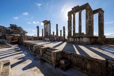 Théâtre antique de Dougga. Le site de Dougga, classé au patrimoine mondial de l'UNESCO, Situé sur un éperon dominant la riche vallée de la Mejerdah, le site s'étend sur plusieurs dizaines d'hectares et couvre plusieurs ères historiques. L’excellent état de conservation de la plupart des monuments qui le composent dont certains, tels le capitole ou le théâtre, ont été « remis sur pied » au cours d’une campagne menée au lendemain de la première guerre mondiale par des prisonniers de guerre.