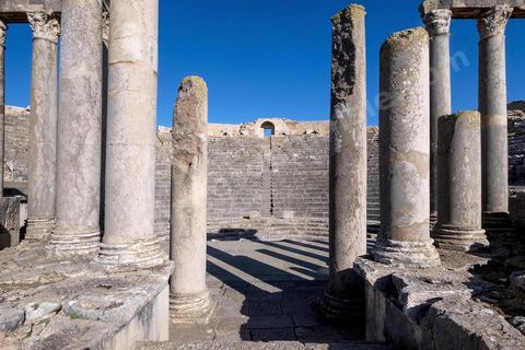 Théâtre antique de Dougga. Le site de Dougga, classé au patrimoine mondial de l'UNESCO, Situé sur un éperon dominant la riche vallée de la Mejerdah, le site s'étend sur plusieurs dizaines d'hectares et couvre plusieurs ères historiques. L’excellent état de conservation de la plupart des monuments qui le composent dont certains, tels le capitole ou le théâtre, ont été « remis sur pied » au cours d’une campagne menée au lendemain de la première guerre mondiale par des prisonniers de guerre.