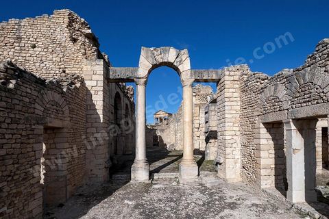 Grands Thermes romains. Le site de Dougga, classé au patrimoine mondial de l'UNESCO, Situé sur un éperon dominant la riche vallée de la Mejerdah, le site s'étend sur plusieurs dizaines d'hectares et couvre plusieurs ères historiques. L’excellent état de conservation de la plupart des monuments qui le composent dont certains, tels le capitole ou le théâtre, ont été « remis sur pied » au cours d’une campagne menée au lendemain de la première guerre mondiale par des prisonniers de guerre.