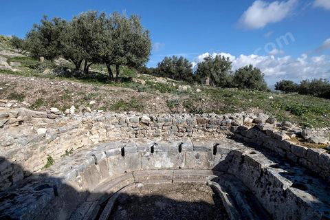 Latrines publiques. Le site de Dougga, classé au patrimoine mondial de l'UNESCO, Situé sur un éperon dominant la riche vallée de la Mejerdah, le site s'étend sur plusieurs dizaines d'hectares et couvre plusieurs ères historiques. L’excellent état de conservation de la plupart des monuments qui le composent dont certains, tels le capitole ou le théâtre, ont été « remis sur pied » au cours d’une campagne menée au lendemain de la première guerre mondiale par des prisonniers de guerre.