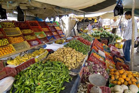 Vendeur et étales de fruits et légumes sur le marché hebdomadaire de Fernana