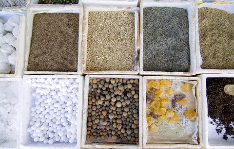 Etalage d'épices sur le marché hebdomadaire de Fernana