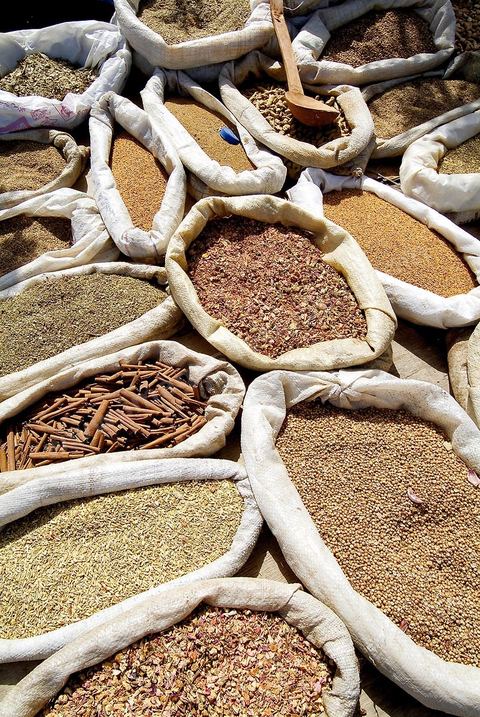 Etalage d'épices sur le marché hebdomadaire de Fernana