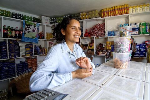 Epicerie et épicière à Fernana
