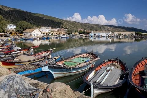The Andalusian port of Ghar El Melh in the city center. A harbor flanked by three piers; an arsenal once adjoined the port, now partially in ruins—today, only a few vaulted shops remain. A fishing port opening onto the sea and the lake.